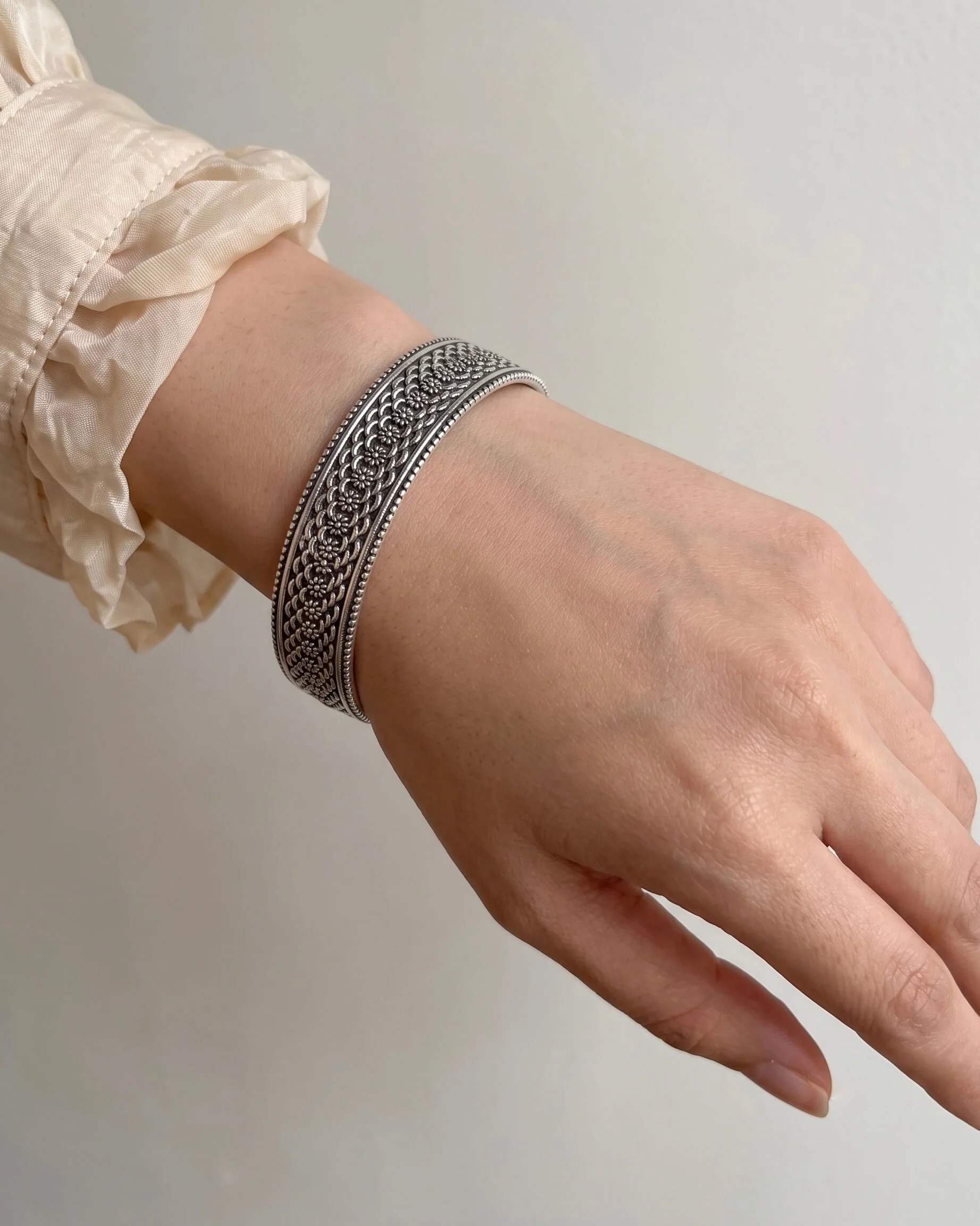 avnika silver bangle - Image 2
