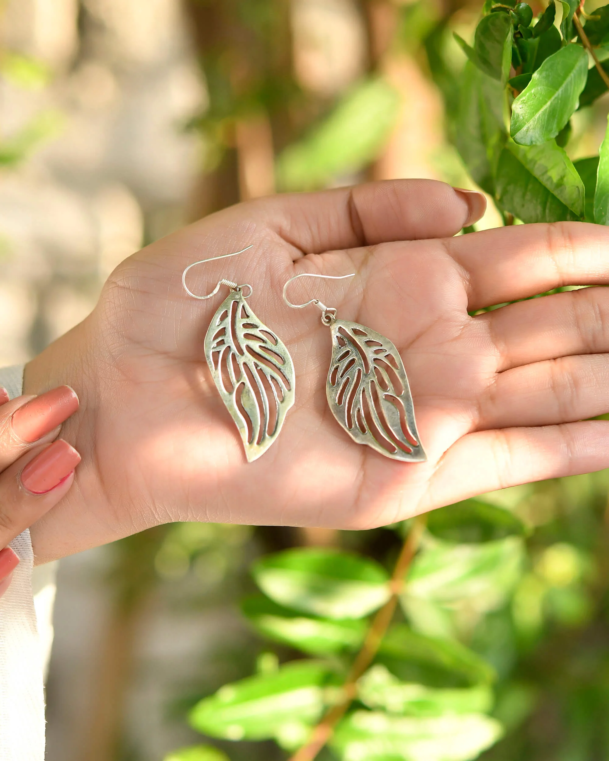 Leaf Carved silver earrings - Image 4