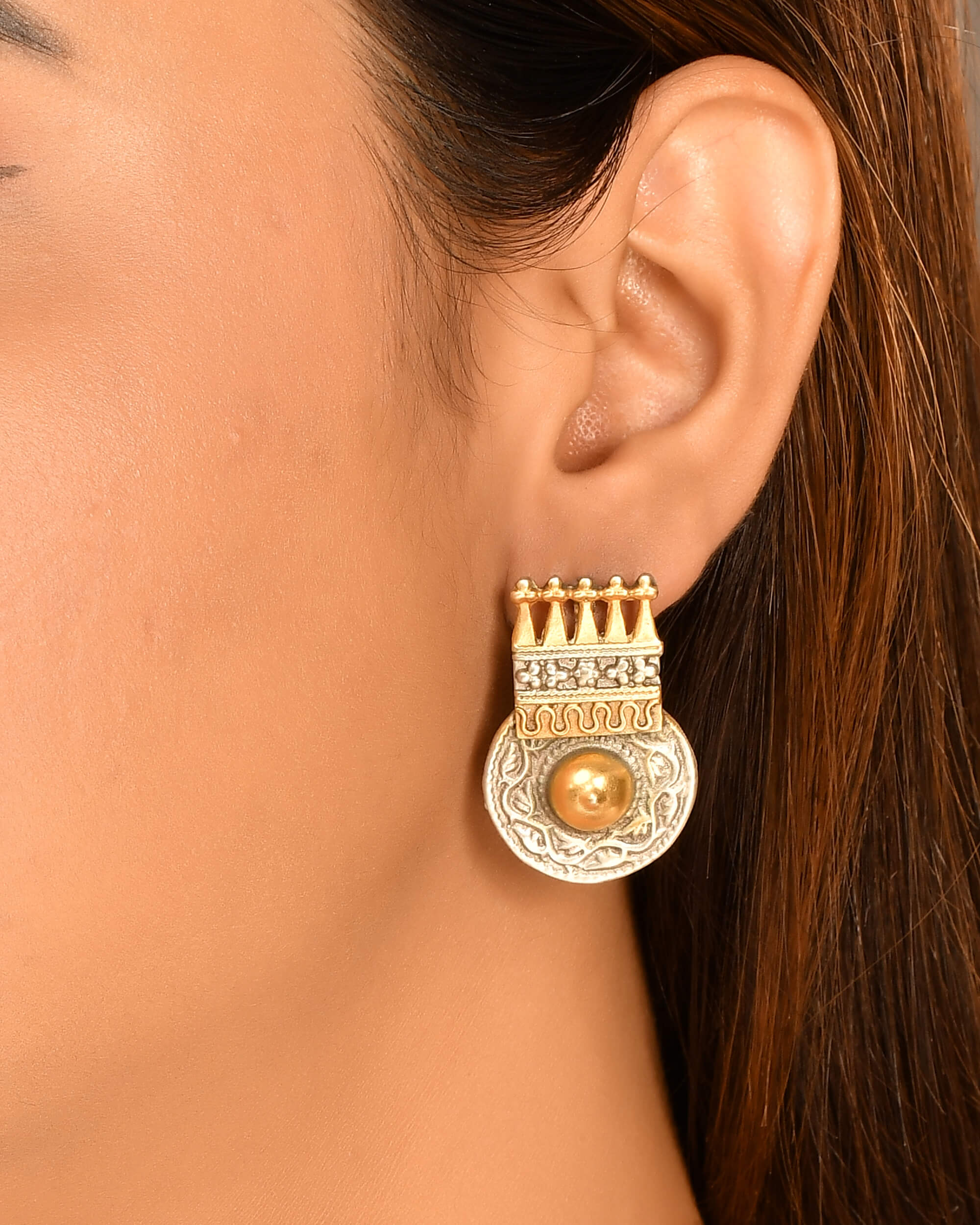 Mukut silver studs