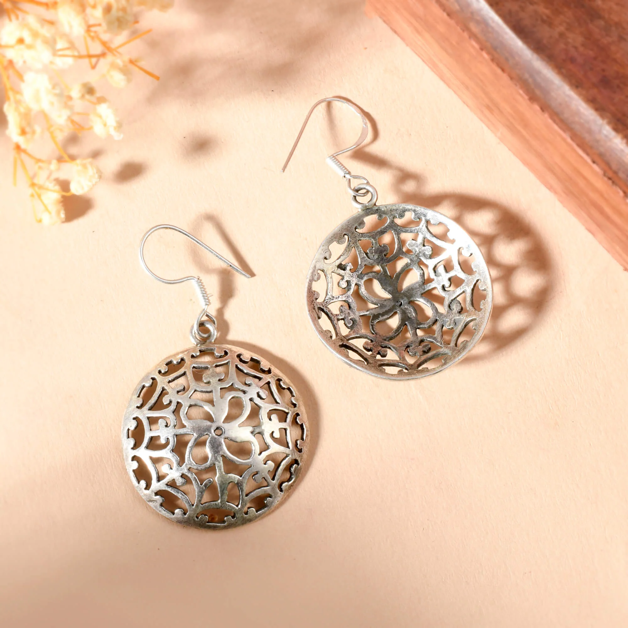 Round Carved silver earrings - Image 3