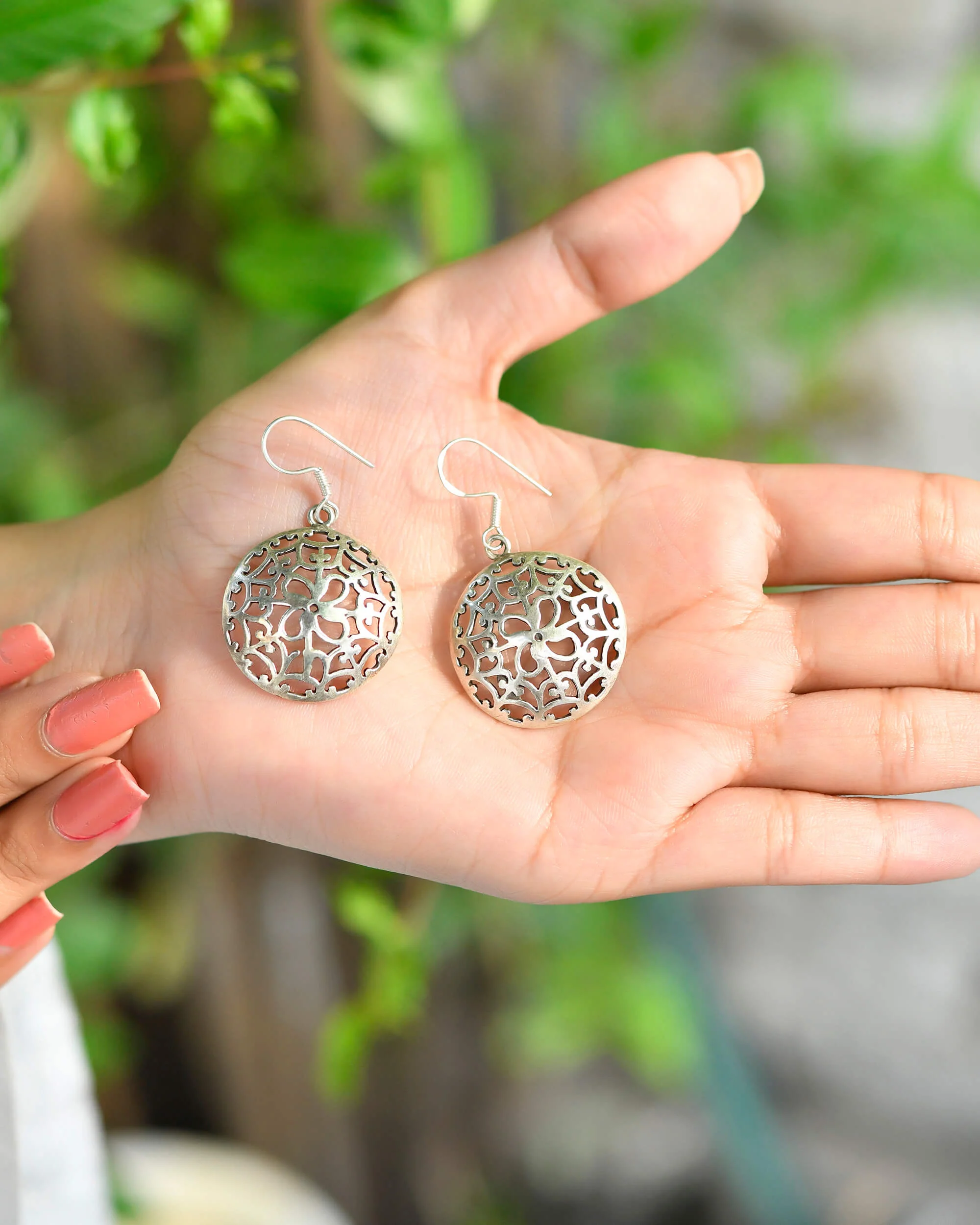 Round Carved silver earrings - Image 4
