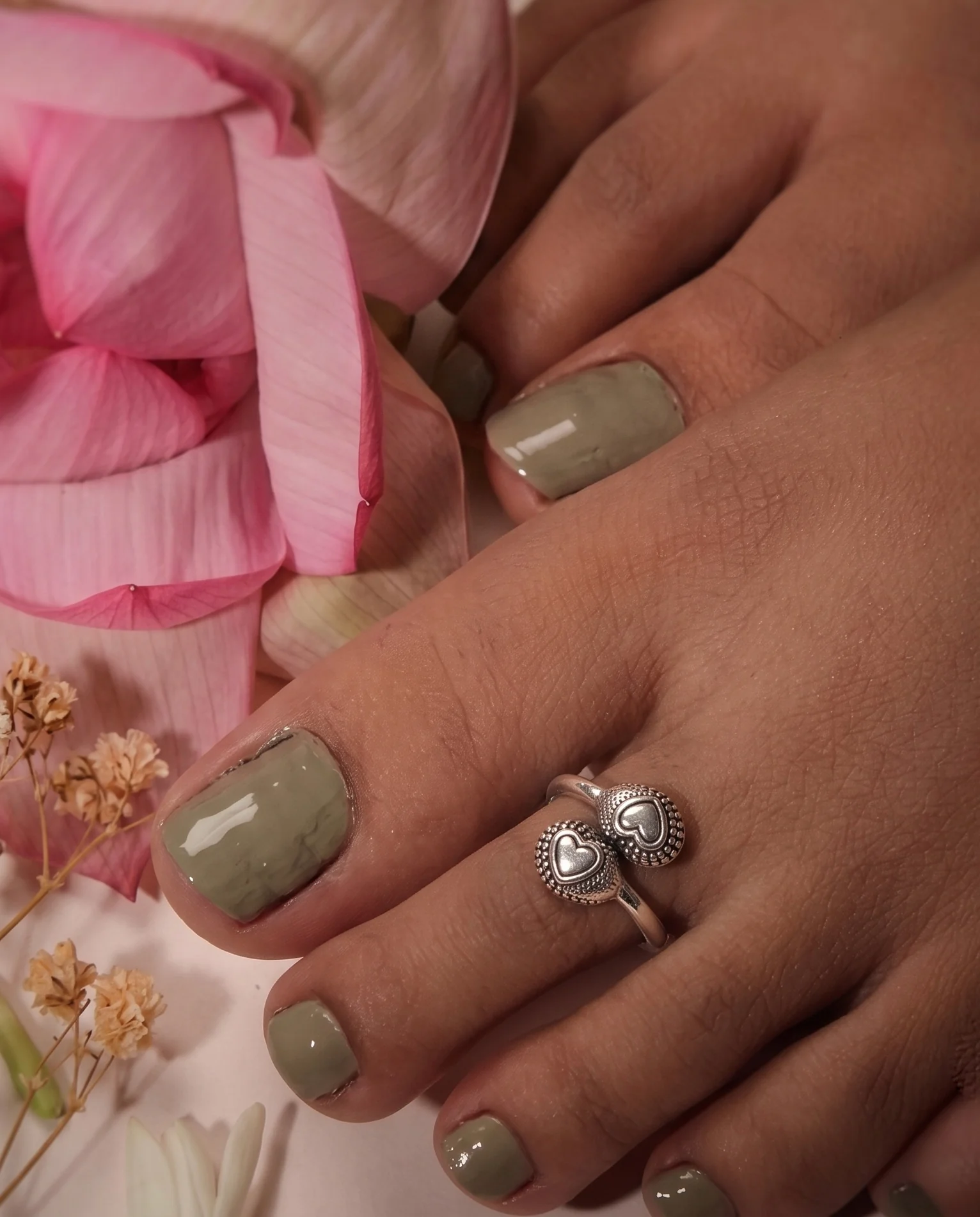 Sneha Heart Silver Toe Rings - Image 2