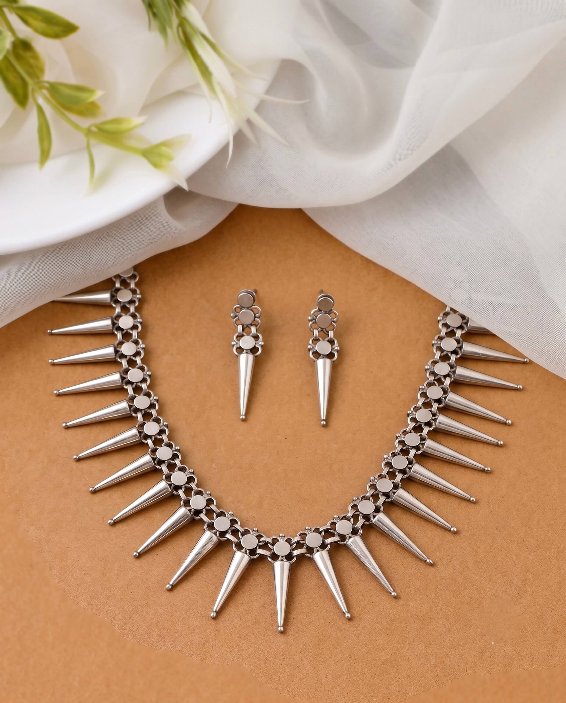 Taruni Silver Spike Choker