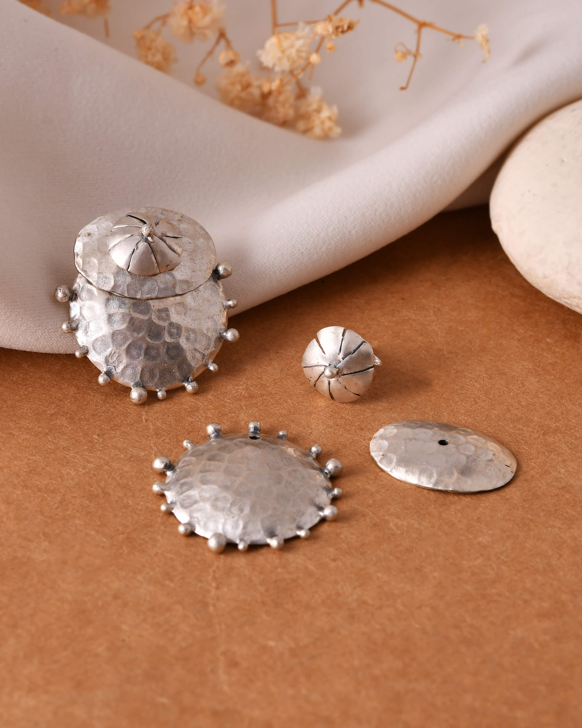 Three way silver studs - Image 4